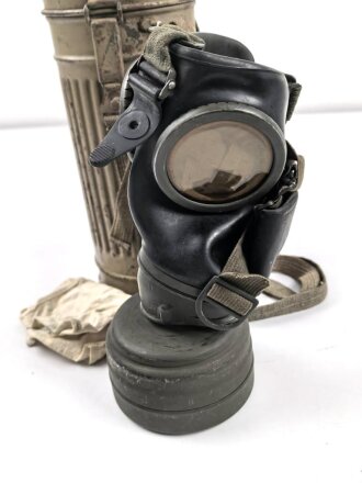 Original lackierte Gasmaskendose Modell 1938 der Wehrmacht. Ungereinigtes Stück, zugehörige Maske mit Filter in gutem Zustand.
