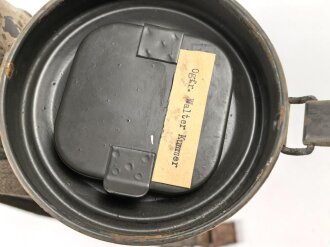Original lackierte Gasmaskendose Modell 1938 der Wehrmacht. Ungereinigtes Stück, zugehörige Maske mit Filter in gutem Zustand.
