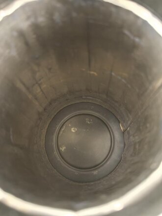 Original lackierte Gasmaskendose Modell 1938 der Wehrmacht. Ungereinigtes Stück, zugehörige Maske mit Filter in gutem Zustand.