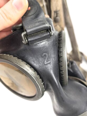 Original lackierte Gasmaskendose Modell 1938 der Wehrmacht. Ungereinigtes Stück, zugehörige Maske mit Filter in gutem Zustand.