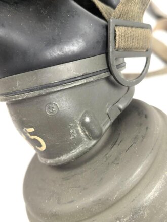 Original lackierte Gasmaskendose Modell 1938 der Wehrmacht. Ungereinigtes Stück, zugehörige Maske mit Filter in gutem Zustand.