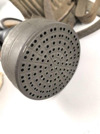 Original lackierte Gasmaskendose Modell 1938 der Wehrmacht. Ungereinigtes Stück, zugehörige Maske mit Filter in gutem Zustand.