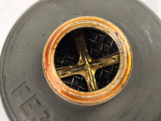 Original lackierte Gasmaskendose Modell 1938 der Wehrmacht. Ungereinigtes Stück, zugehörige Maske mit Filter in gutem Zustand.