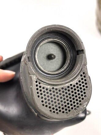 Original lackierte Gasmaskendose Modell 1938 der Wehrmacht. Ungereinigtes Stück, zugehörige Maske mit Filter in gutem Zustand.