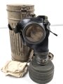 Original lackierte Gasmaskendose Modell 1938 der Wehrmacht. Ungereinigtes Stück, zugehörige Maske mit Filter in gutem Zustand.