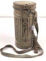 Original lackierte Gasmaskendose Modell 1938 der Wehrmacht. Ungereinigtes Stück, zugehörige Maske mit Filter in gutem Zustand.