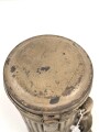 Original lackierte Gasmaskendose Modell 1938 der Wehrmacht. Ungereinigtes Stück, zugehörige Maske mit Filter in gutem Zustand.