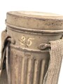 Original lackierte Gasmaskendose Modell 1938 der Wehrmacht. Ungereinigtes Stück, zugehörige Maske mit Filter in gutem Zustand.
