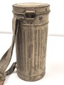 Original lackierte Gasmaskendose Modell 1938 der Wehrmacht. Ungereinigtes Stück, zugehörige Maske mit Filter in gutem Zustand.