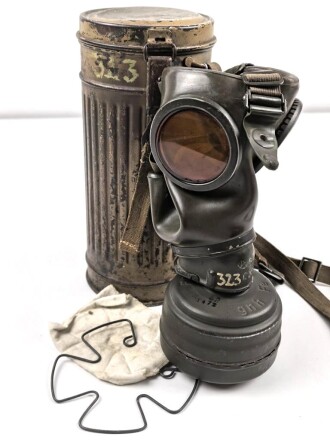 Original getarnte Gasmaskendose Modell 1938 der Wehrmacht. Ungereinigtes Stück, zugehörige Maske mit Filter in gutem Zustand