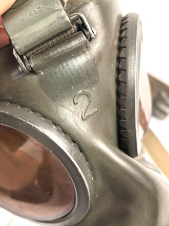 Original getarnte Gasmaskendose Modell 1938 der Wehrmacht. Ungereinigtes Stück, zugehörige Maske mit Filter in gutem Zustand