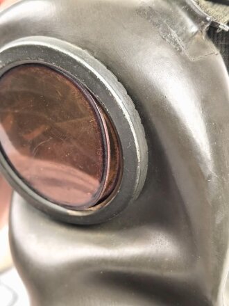 Original getarnte Gasmaskendose Modell 1938 der Wehrmacht. Ungereinigtes Stück, zugehörige Maske mit Filter in gutem Zustand