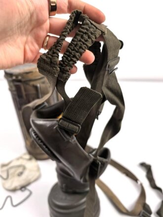 Original getarnte Gasmaskendose Modell 1938 der Wehrmacht. Ungereinigtes Stück, zugehörige Maske mit Filter in gutem Zustand