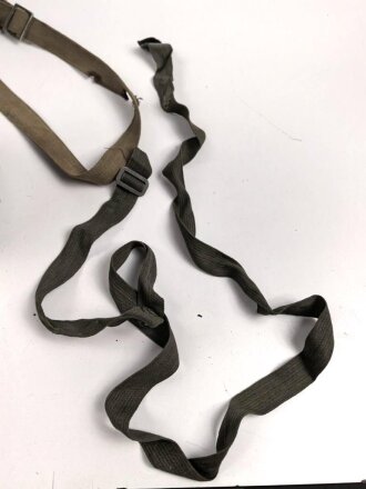 Original getarnte Gasmaskendose Modell 1938 der Wehrmacht. Ungereinigtes Stück, zugehörige Maske mit Filter in gutem Zustand