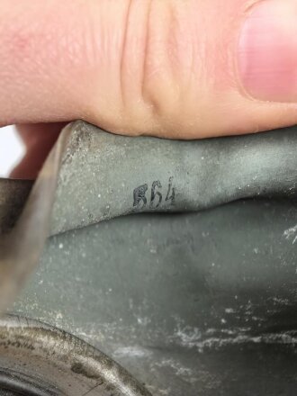 Original getarnte Gasmaskendose Modell 1938 der Wehrmacht. Ungereinigtes Stück, zugehörige Maske mit Filter in gutem Zustand