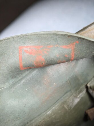 Original getarnte Gasmaskendose Modell 1938 der Wehrmacht. Ungereinigtes Stück, zugehörige Maske mit Filter in gutem Zustand