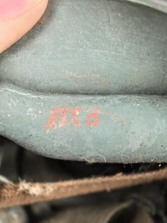 Original getarnte Gasmaskendose Modell 1938 der Wehrmacht. Ungereinigtes Stück, zugehörige Maske mit Filter in gutem Zustand