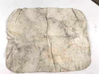 Original getarnte Gasmaskendose Modell 1938 der Wehrmacht. Ungereinigtes Stück, zugehörige Maske mit Filter in gutem Zustand