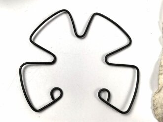 Original getarnte Gasmaskendose Modell 1938 der Wehrmacht. Ungereinigtes Stück, zugehörige Maske mit Filter in gutem Zustand