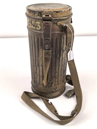 Original getarnte Gasmaskendose Modell 1938 der Wehrmacht. Ungereinigtes Stück, zugehörige Maske mit Filter in gutem Zustand