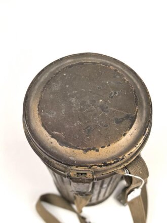 Original getarnte Gasmaskendose Modell 1938 der Wehrmacht. Ungereinigtes Stück, zugehörige Maske mit Filter in gutem Zustand