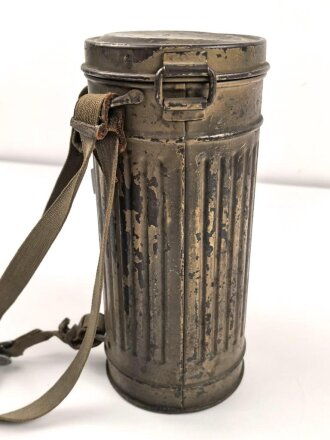 Original getarnte Gasmaskendose Modell 1938 der Wehrmacht. Ungereinigtes Stück, zugehörige Maske mit Filter in gutem Zustand
