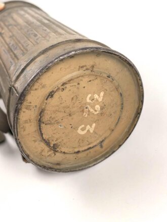 Original getarnte Gasmaskendose Modell 1938 der Wehrmacht. Ungereinigtes Stück, zugehörige Maske mit Filter in gutem Zustand