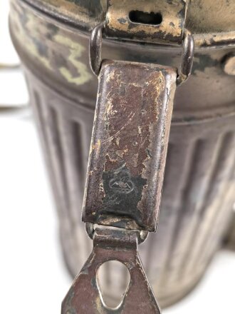 Original getarnte Gasmaskendose Modell 1938 der Wehrmacht. Ungereinigtes Stück, zugehörige Maske mit Filter in gutem Zustand