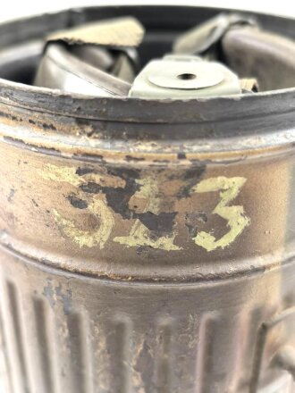 Original getarnte Gasmaskendose Modell 1938 der Wehrmacht. Ungereinigtes Stück, zugehörige Maske mit Filter in gutem Zustand