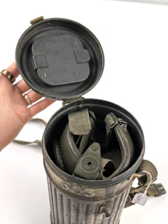 Original getarnte Gasmaskendose Modell 1938 der Wehrmacht. Ungereinigtes Stück, zugehörige Maske mit Filter in gutem Zustand