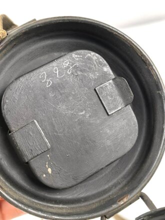 Original getarnte Gasmaskendose Modell 1938 der Wehrmacht. Ungereinigtes Stück, zugehörige Maske mit Filter in gutem Zustand
