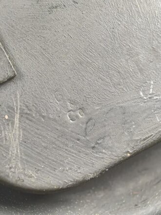 Original getarnte Gasmaskendose Modell 1938 der Wehrmacht. Ungereinigtes Stück, zugehörige Maske mit Filter in gutem Zustand