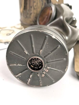 Original getarnte Gasmaskendose Modell 1938 der Wehrmacht. Ungereinigtes Stück, zugehörige Maske mit Filter in gutem Zustand