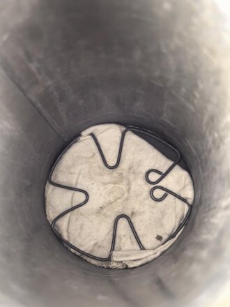 Original getarnte Gasmaskendose Modell 1938 der Wehrmacht. Ungereinigtes Stück, zugehörige Maske mit Filter in gutem Zustand