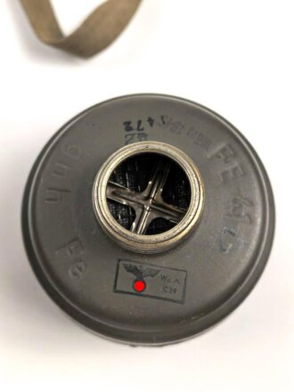 Original getarnte Gasmaskendose Modell 1938 der Wehrmacht. Ungereinigtes Stück, zugehörige Maske mit Filter in gutem Zustand