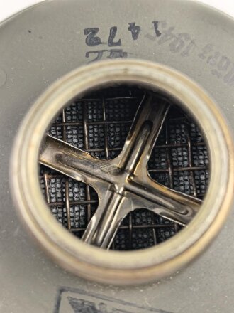 Original getarnte Gasmaskendose Modell 1938 der Wehrmacht. Ungereinigtes Stück, zugehörige Maske mit Filter in gutem Zustand