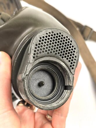 Original getarnte Gasmaskendose Modell 1938 der Wehrmacht. Ungereinigtes Stück, zugehörige Maske mit Filter in gutem Zustand