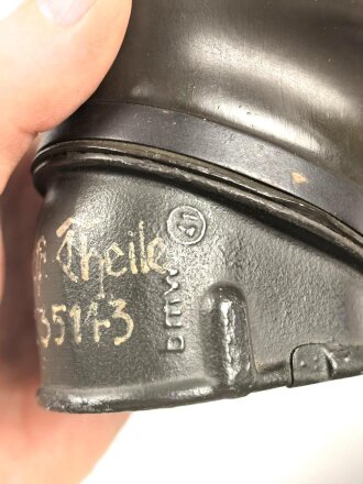 Original getarnte Gasmaskendose Modell 1938 der Wehrmacht. Ungereinigtes Stück, zugehörige Maske mit Filter in gutem Zustand