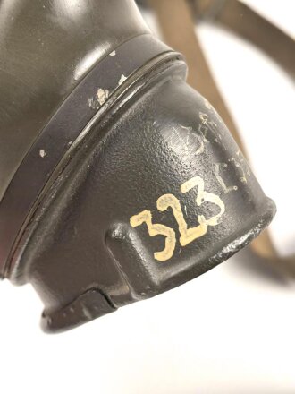 Original getarnte Gasmaskendose Modell 1938 der Wehrmacht. Ungereinigtes Stück, zugehörige Maske mit Filter in gutem Zustand