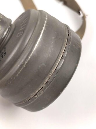 Original getarnte Gasmaskendose Modell 1938 der Wehrmacht. Ungereinigtes Stück, zugehörige Maske mit Filter in gutem Zustand