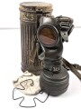 Original getarnte Gasmaskendose Modell 1938 der Wehrmacht. Ungereinigtes Stück, zugehörige Maske mit Filter in gutem Zustand