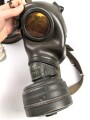 Original getarnte Gasmaskendose Modell 1938 der Wehrmacht. Ungereinigtes Stück, zugehörige Maske mit Filter in gutem Zustand