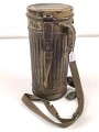 Original getarnte Gasmaskendose Modell 1938 der Wehrmacht. Ungereinigtes Stück, zugehörige Maske mit Filter in gutem Zustand