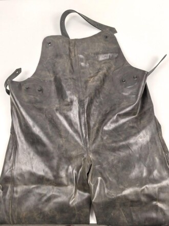 Schwerer Gasschutzanzug , Jacke und Hose aus weichem Gummi, Hersteller Continental. Ein Hosenträger fehlt, sonst guter Zustand