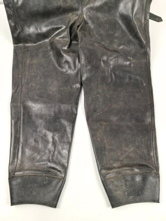 Schwerer Gasschutzanzug , Jacke und Hose aus weichem Gummi, Hersteller Continental. Ein Hosenträger fehlt, sonst guter Zustand