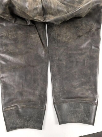 Schwerer Gasschutzanzug , Jacke und Hose aus weichem Gummi, Hersteller Continental. Ein Hosenträger fehlt, sonst guter Zustand