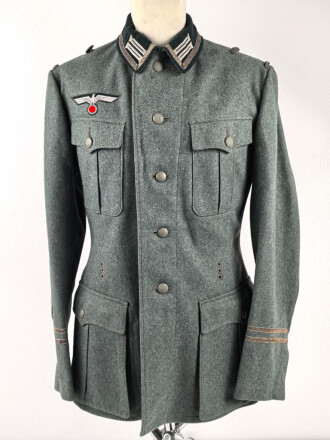 Feldbluse Modell 1936 für einen Angehörigen des Heeres. Ungetragenes Kammerstück von 1939, Brustadler und Kragenspiegel original vernäht, Im Bereich der linken Brust einige kleine Löcher , sonst einwandfrei