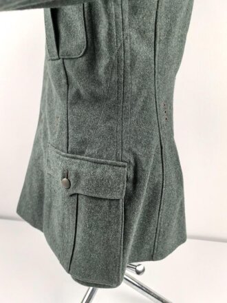 Feldbluse Modell 1936 für einen Angehörigen des Heeres. Ungetragenes Kammerstück von 1939, Brustadler und Kragenspiegel original vernäht, Im Bereich der linken Brust einige kleine Löcher , sonst einwandfrei