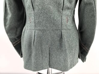 Feldbluse Modell 1936 für einen Angehörigen des Heeres. Ungetragenes Kammerstück von 1939, Brustadler und Kragenspiegel original vernäht, Im Bereich der linken Brust einige kleine Löcher , sonst einwandfrei