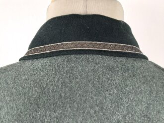 Feldbluse Modell 1936 für einen Angehörigen des Heeres. Ungetragenes Kammerstück von 1939, Brustadler und Kragenspiegel original vernäht, Im Bereich der linken Brust einige kleine Löcher , sonst einwandfrei